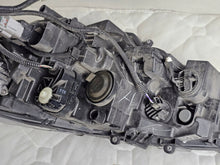 Laden Sie das Bild in den Galerie-Viewer, Frontscheinwerfer Toyota Corolla 81110-02S70 LED Ein Stück (Rechts oder Links)