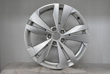 Load image into Gallery viewer, 1x Alufelge 18 Zoll 7.5" 5x112 50ET Glanz Silber 10A071498 VW Rim Wheel FEL7864578901qu