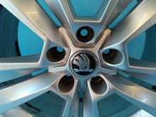Laden Sie das Bild in den Galerie-Viewer, 1x Alufelge 18 Zoll 7.0&quot; 5x112 45ET 57A601025M Skoda Karoq Rim Wheel