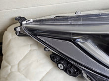 Laden Sie das Bild in den Galerie-Viewer, Frontscheinwerfer Toyota Corolla 81110-02S70 LED Ein Stück (Rechts oder Links)