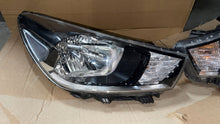 Laden Sie das Bild in den Galerie-Viewer, Frontscheinwerfer Kia Rio Ein Stück (Rechts oder Links) Scheinwerfer Headlight