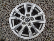 Laden Sie das Bild in den Galerie-Viewer, 1x Alufelge 16 Zoll 6.5&quot; 5x114.3 9965D06560 Mazda 3 Bm Rim Wheel