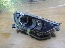 Laden Sie das Bild in den Galerie-Viewer, Frontscheinwerfer Toyota Yaris Rechts Scheinwerfer Headlight SCH3817933784qs