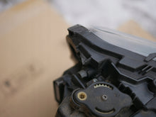 Laden Sie das Bild in den Galerie-Viewer, Frontscheinwerfer VW Amarok 2H3941031B Links Scheinwerfer Headlight SCH2538517650st