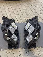 Laden Sie das Bild in den Galerie-Viewer, Frontscheinwerfer Mercedes-Benz W221 A2218202939 Ein Stück (Rechts oder Links) SCH6692831251vs