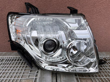 Laden Sie das Bild in den Galerie-Viewer, Frontscheinwerfer Mitsubishi Pajero IV 100-87873- Rechts Scheinwerfer Headlight
