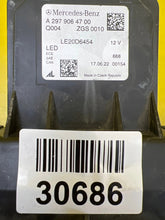 Laden Sie das Bild in den Galerie-Viewer, Frontscheinwerfer Mercedes-Benz Eqs A2979064700 LED Vorderseite Headlight SCH9092715646iq