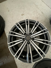 Laden Sie das Bild in den Galerie-Viewer, 4x Alufelge 18 Zoll 8.5" 5x112 40ET Glanz Schwarz 8089891 BMW 3 G21 G20 Mg FEL1337556495ow