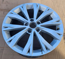 Laden Sie das Bild in den Galerie-Viewer, 1x Alufelge 17 Zoll 7.0" 5x112 40ET Glanz Silber 5NA601025 VW Tiguan Rim Wheel FEL5792362879wc