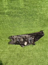 Laden Sie das Bild in den Galerie-Viewer, Frontscheinwerfer Toyota Hilux VIII CSC28964 Rechts Scheinwerfer Headlight SCH3829911579go