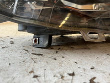 Laden Sie das Bild in den Galerie-Viewer, Frontscheinwerfer Opel Astra J 13371596 Rechts Scheinwerfer Headlight SCH9441465175zc