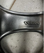 Laden Sie das Bild in den Galerie-Viewer, 1x Alufelge 18 Zoll 8.0&quot; 5x108 55ET Glanz Schwarz 30778090 Volvo Xc60 Rim Wheel