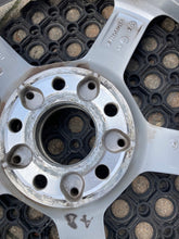 Laden Sie das Bild in den Galerie-Viewer, 1x Alufelge 17 Zoll 6.5" 5x112 44ET Glanz Silber A1774011200 Mercedes-Benz Cla FEL8504956088nd