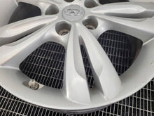 Load image into Gallery viewer, 1x Alufelge 17 Zoll 6.5" 5x114.3 48ET Glanz Silber 52910-2S210 Hyundai Ix35 FEL6224446927om