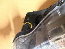 Laden Sie das Bild in den Galerie-Viewer, Frontscheinwerfer Toyota Yaris Links Scheinwerfer Headlight SCH5707967568ev