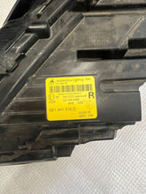 Laden Sie das Bild in den Galerie-Viewer, Frontscheinwerfer Skoda Octavia III 030110423200 5E1941016D Rechts Headlight SCH5155650427no