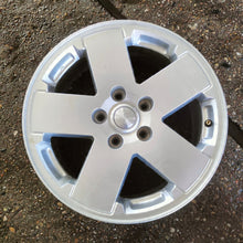 Laden Sie das Bild in den Galerie-Viewer, 1x Alufelge 18 Zoll 7.5&quot; 5x127 44ET Glanz Silber 1JC34 Jeep Rim Wheel
