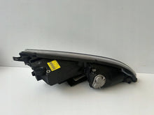 Laden Sie das Bild in den Galerie-Viewer, Frontscheinwerfer Mitsubishi Colt 8301B367 Links Scheinwerfer Headlight