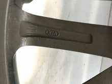 Laden Sie das Bild in den Galerie-Viewer, 1x Alufelge 17 Zoll 6.5&quot; 4x100 49ET Glanz Grau 52910-H8300 Kia Rio Mg Rim Wheel