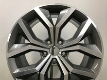 Laden Sie das Bild in den Galerie-Viewer, 1x Alufelge 18 Zoll 7.5" 5x112 45ET Glanz Graphit 5F0601025N Mg Rim Wheel FEL9776553320rk