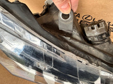 Laden Sie das Bild in den Galerie-Viewer, Frontscheinwerfer Toyota Corolla 81110-02L70-00 16744F164867574 LED Rechts