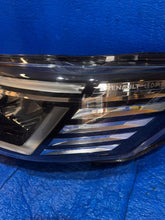 Laden Sie das Bild in den Galerie-Viewer, Frontscheinwerfer Renault Trafic 260601790R Full LED Links Headlight SCH6105844002ar