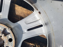 Laden Sie das Bild in den Galerie-Viewer, 1x Alufelge 17 Zoll 7.5&quot; 5x108 44ET 9677989777 Peugeot Rim Wheel