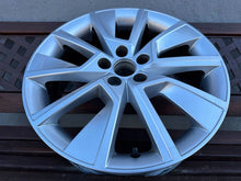 Laden Sie das Bild in den Galerie-Viewer, 1x Alufelge 17 Zoll 6.5" 5x100 40ET Glanz Silber 658601025C Skoda Scala Kamiq FEL5039602509iq