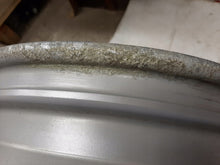 Laden Sie das Bild in den Galerie-Viewer, 1x Alufelge 17 Zoll 6.5&quot; 6x139.7 46ET Glanz Silber 52910-4D250 Kia Carnival Ii