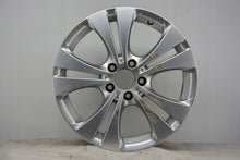 Laden Sie das Bild in den Galerie-Viewer, 1x Alufelge 17 Zoll 7.5&quot; 5x112 52ET Glanz Silber A2464010800 Mercedes-Benz