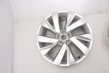 Laden Sie das Bild in den Galerie-Viewer, 1x Alufelge 18 Zoll 7.0" 5x100 39ET Silber 2GM601025 VW Rim Wheel FEL7170850221zx