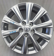 Load image into Gallery viewer, 1x Alufelge 17 Zoll 7.0" 5x114.3 39ET Glanz Silber PZ474-E8673-Z Toyota Rav 4 FEL1798859786tt