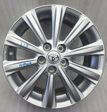 Load image into Gallery viewer, 1x Alufelge 17 Zoll 7.0" 5x114.3 39ET Glanz Silber PZ474-E8673-Z Toyota Rav 4 FEL1798859786tt