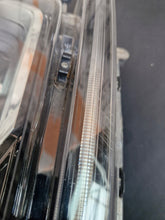 Laden Sie das Bild in den Galerie-Viewer, Frontscheinwerfer Honda Crv V I Rechts Scheinwerfer Headlight SCH1034784301bk