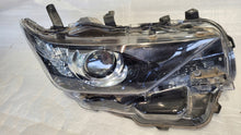 Laden Sie das Bild in den Galerie-Viewer, Frontscheinwerfer Toyota Auris 81110-02K30 Rechts Scheinwerfer Headlight