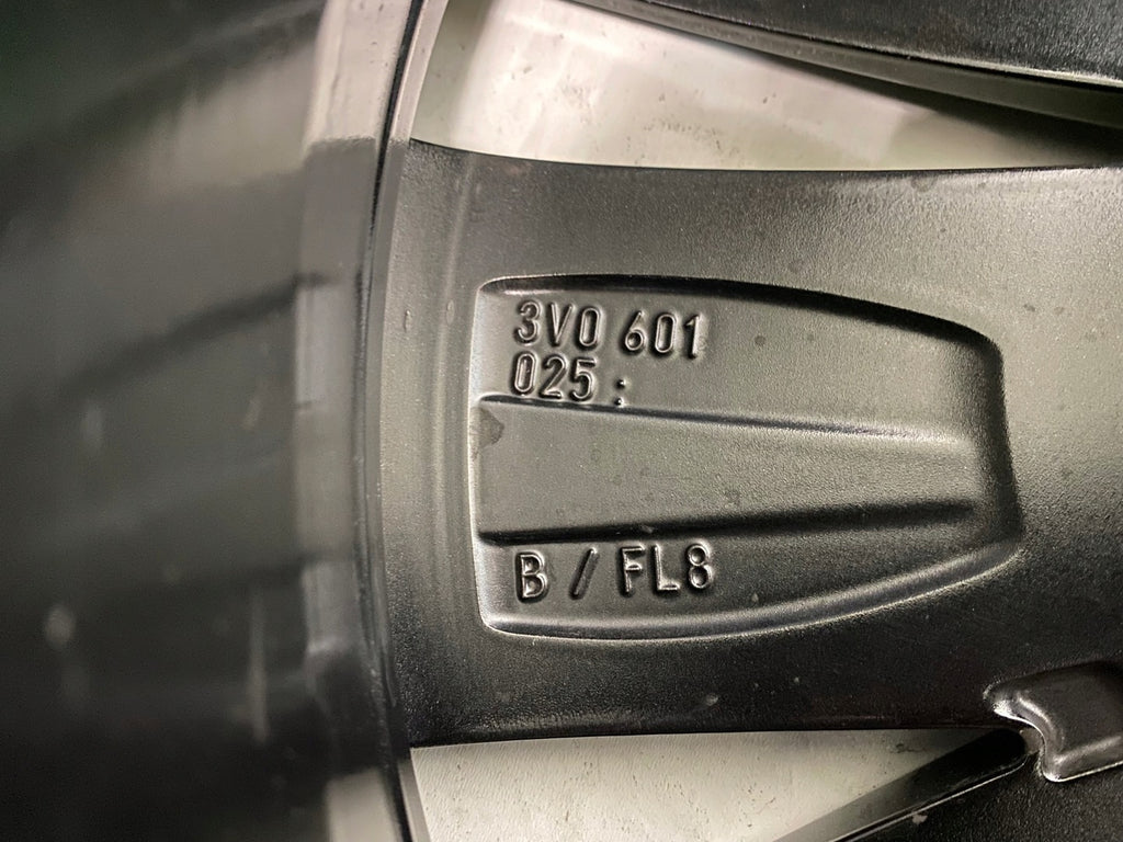 1x Alufelge 18 Zoll 8.0" 5x112 44ET Glanz Schwarz 3V0601025B Skoda Superb Iii