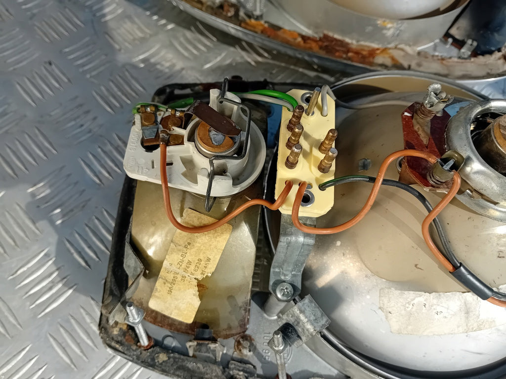 Frontscheinwerfer Mercedes-Benz W115 Ein Stück (Rechts oder Links) Headlight