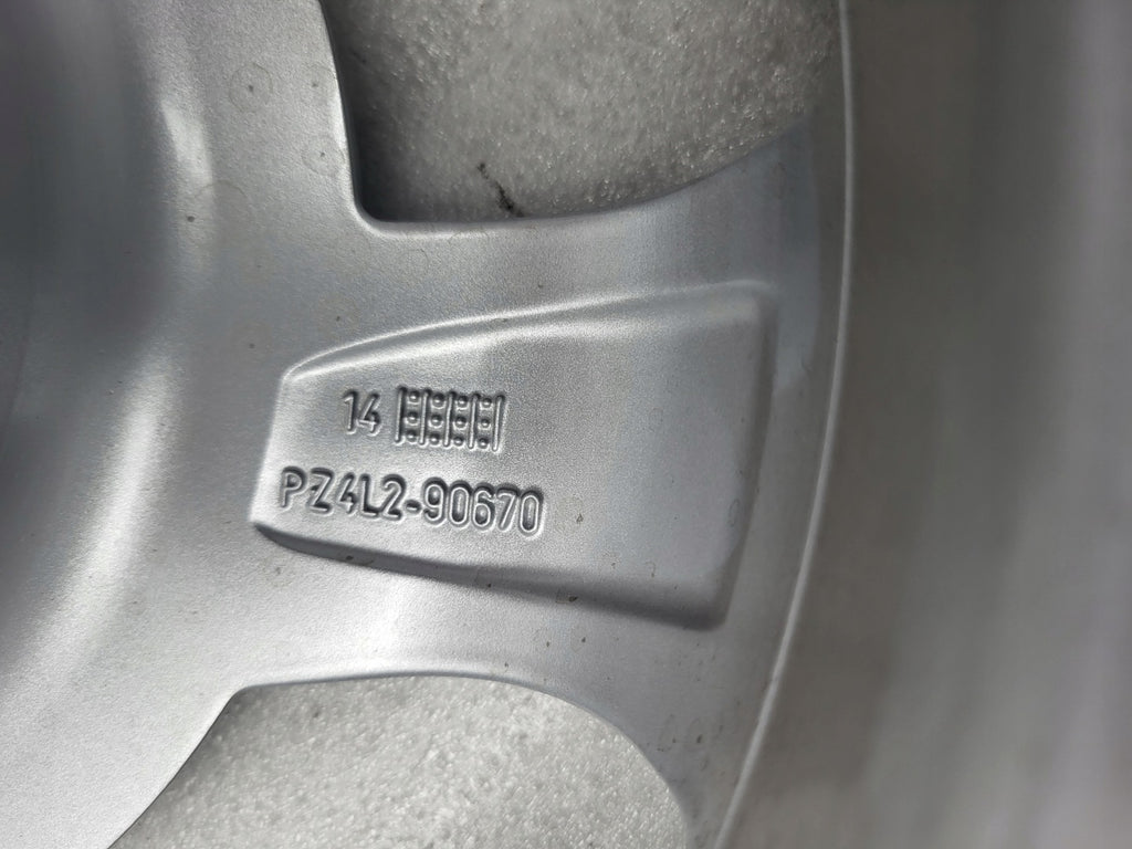1x Alufelge 15 Zoll 4.5" 4x100 35ET Glanz Silber PZ4L2-90670 Toyota Aygo FEL6674879722ww