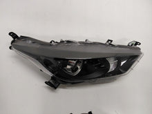 Laden Sie das Bild in den Galerie-Viewer, Frontscheinwerfer Toyota Yaris Rechts Scheinwerfer Headlight SCH1820910295hy