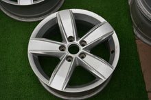 Laden Sie das Bild in den Galerie-Viewer, 1x Alufelge 16 Zoll 6.0&quot; 5x112 48ET Glanz Silber 5G0071496A Vw Rim Wheel