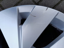 Laden Sie das Bild in den Galerie-Viewer, 1x Alufelge 17 Zoll 7.0" 5x112 51ET 5H0601025C VW Rim Wheel FEL8868345450tg