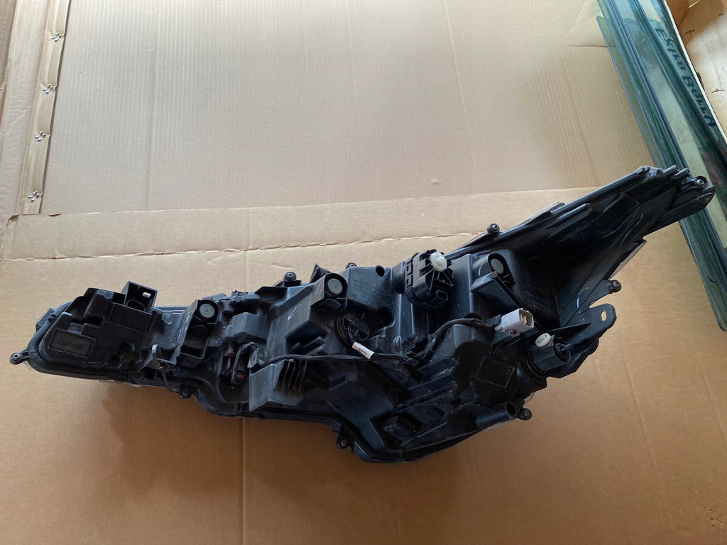 Frontscheinwerfer Toyota Auris 81110-02S60 Links Scheinwerfer Headlight