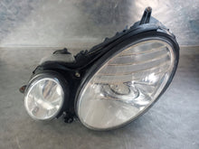 Laden Sie das Bild in den Galerie-Viewer, Frontscheinwerfer Mercedes-Benz W211 A0028202426 Links Scheinwerfer Headlight SCH8925971775vv