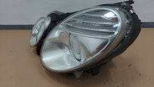 Laden Sie das Bild in den Galerie-Viewer, Frontscheinwerfer Mercedes-Benz W211 A2118205161 Links Scheinwerfer Headlight SCH5118140465jf