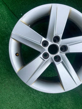 Laden Sie das Bild in den Galerie-Viewer, 1x Alufelge 16 Zoll 7.0" 5x100 46ET Glanz Grau 6V0601025 Mg Fabia Iii Rim Wheel FEL6285002936ae