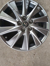 Laden Sie das Bild in den Galerie-Viewer, 1x Alufelge 16 Zoll 6.0&quot; 5x100 Toyota Yaris Cross Rim Wheel
