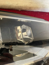 Laden Sie das Bild in den Galerie-Viewer, Frontscheinwerfer VW Transporter 7E1941006A Rechts Scheinwerfer Headlight