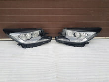 Laden Sie das Bild in den Galerie-Viewer, Frontscheinwerfer Toyota Aygo X Ein Satz Scheinwerfer Headlight SCH7490371762zh