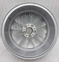 Laden Sie das Bild in den Galerie-Viewer, 1x Alufelge 18 Zoll 8.0" 5x120 30ET Glanz Silber 6862892 BMW 5 F11 F10 F12 F13 FEL1652245457lz