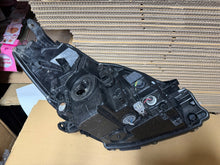Laden Sie das Bild in den Galerie-Viewer, Frontscheinwerfer Toyota Yaris Links Scheinwerfer Headlight SCH5707967568ev